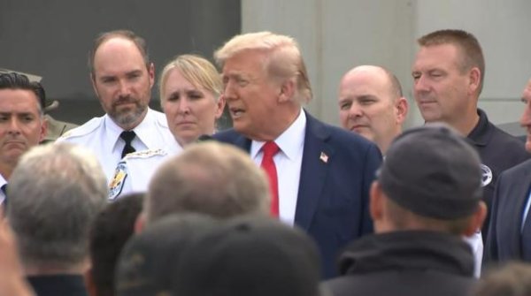 正规配资门户炒股平台 美国总统特朗普离开白宫前往华盛顿街头巡逻