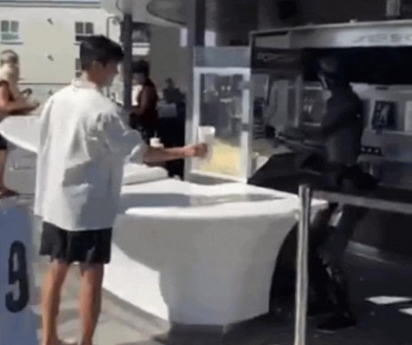 配资评测论坛 马斯克机器人出街卖爆米花，还会捉弄顾客