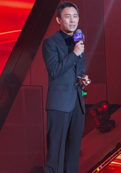 在线配资流程 央视镜头，张译一头白发，章子怡肿了，马丽又胖了，海清怎么长这样了